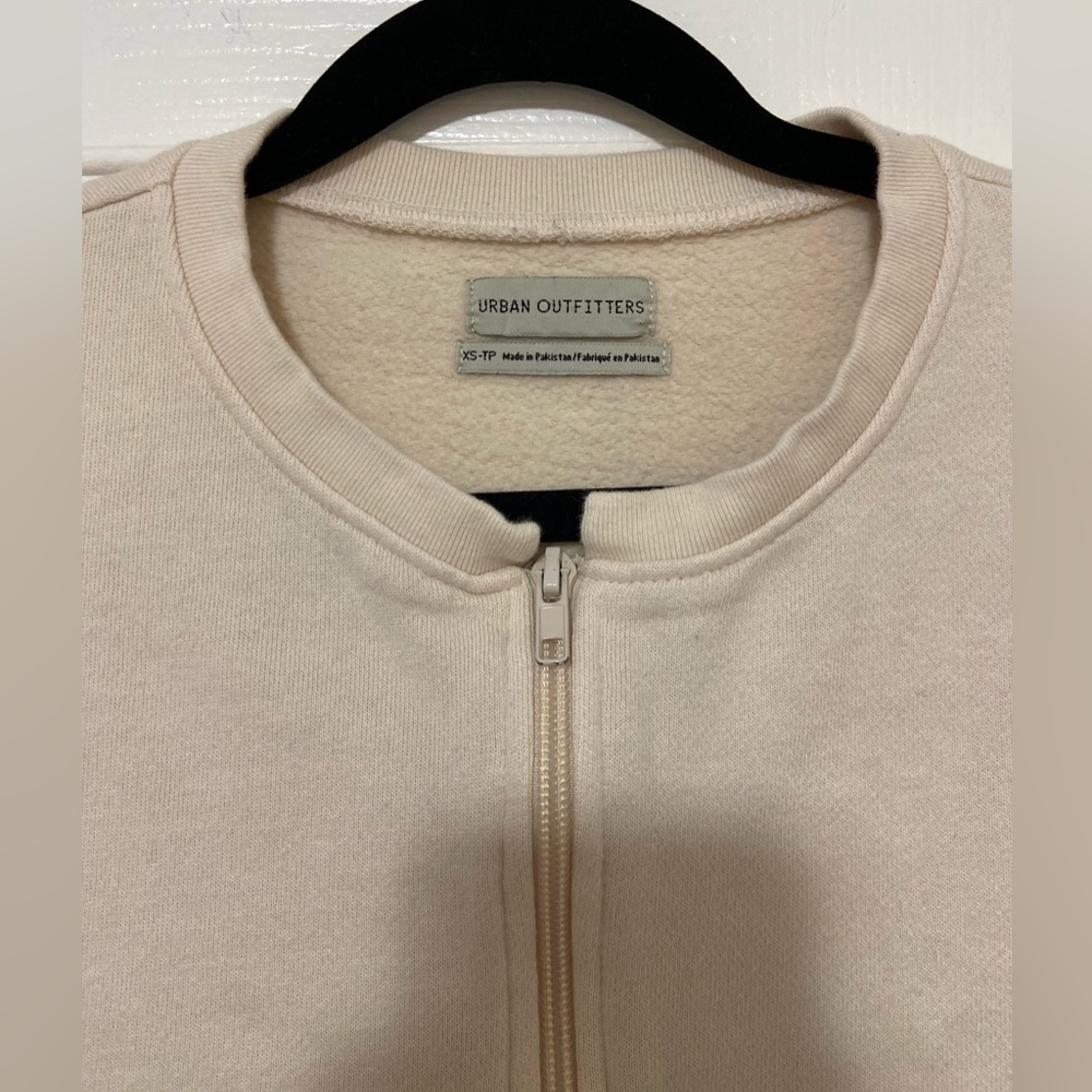 Urban Outfitters Cropped Cream Sweater - Picture 2 of 4